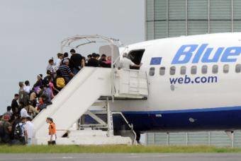Familias de gitanos rumanos abordan en el aeropuerto de París un avión con destino a Bucarest