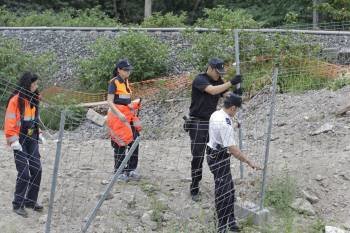 Miembros de la Policía acordonan la zona en la que buscan a Sonia Iglesias.