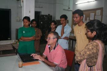 César Taboada imparte clases de diseño a universitarios de La India. (Foto: Archivo)