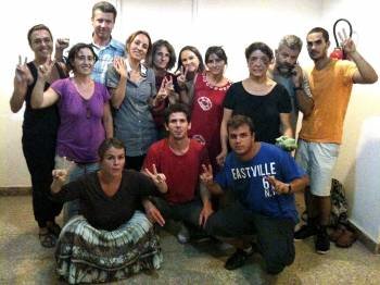 Los activistas canarios tras la agresión. (Foto: E.F.)