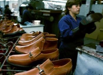 Trabajadora en una fábrica de calzado
