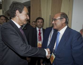Zapatero saluda al presidente de la CEO, Gerardo Díaz Ferrán.
