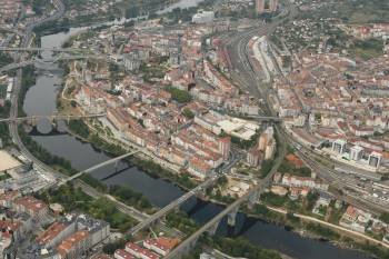 Vista aérea del viaducto y del barrio de A Ponte. (Foto: Miguel Angel)