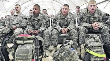 Soldados de EEUU escuchan instrucciones a la espera de su viaje de vuelta a casa