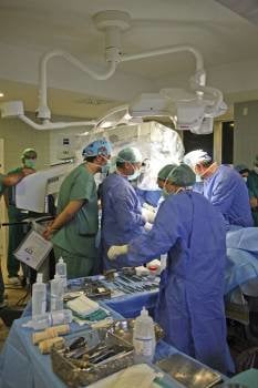 Un equipo médico realiza un trasplante en el hospital de Sevilla. (Foto: Archivo)
