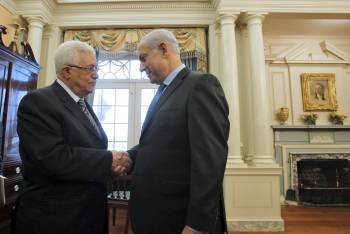 Abás y Netanyahu se saludan al inicio de su encuentro en Washington. (Foto: Jason Reed)