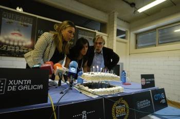 Vilas, Pérez y Nicanor soplan unas velas que simbolizan el quince aniversario del festival. (Foto: MARTIÑO PINAL)