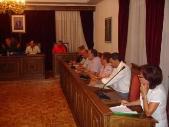 La concejal del BNG, Isabel Gacio (primera a la derecha) momentos antes de iniciarse el pleno.  (Foto: J.C.)