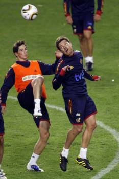 Fernando Torres y Xabi Alonso duranet el entrenamiento en el campo del Boca Juniors. (Foto: Leo La Valle)