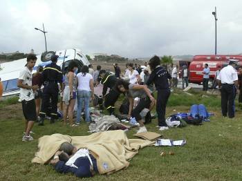 Algunos de los heridos son atendidos por sanitarios y personas que pasaban por el lugar. (Foto: Ahmed Biyuzan)