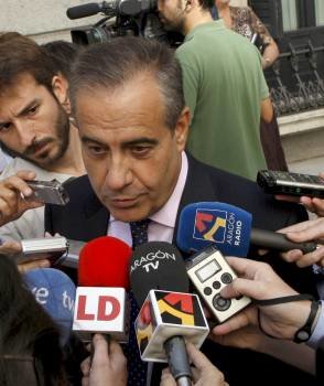 Corbacho atiende a los medios de comunicación. (Foto: José Huesca)