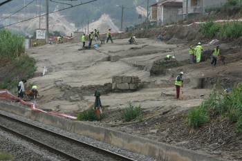 Los técnicos trabajan en la excavación, que se encuentra en una fase inicial. (Foto: JOSÉ PAZ)