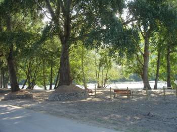Zona de descanso a la derecha del río Sil, en A Rúa. (Foto: J.C.)