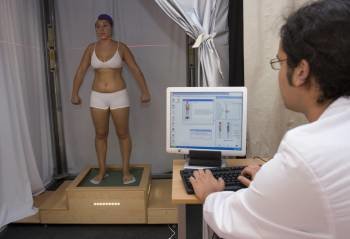 Pruebas apra el estudio de medida corporales para unificar las tallas femeninas, en septiembre de 2007. (Foto: Archivo)