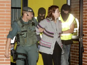 La Guardia Civil conduce a una de las detenidas.