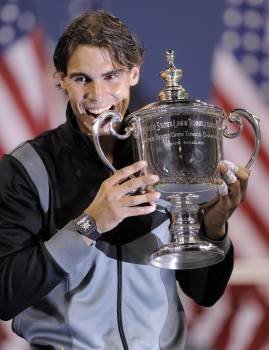 El español Rafael Nadal muerde, en señal de victoria, el trofeo del Abierto de Tenis de Estados Unidos.