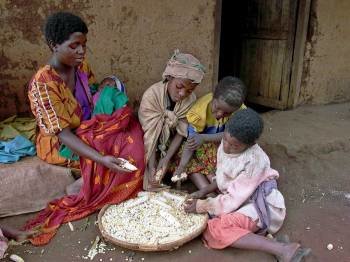Un grupo de niños comiendo con su madre. (Foto: Archivo)
