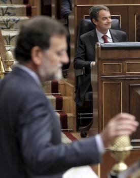 Rajoy abandona la tribuna de oradores en presencia de Zapatero. (Foto: Emilio Naranjo)