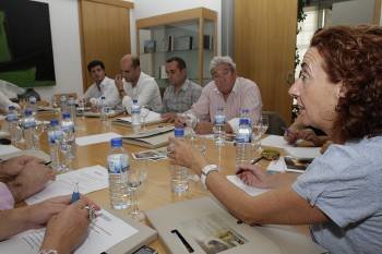 Los 14 representantes de los concellos termales, en el Centro Cultural de la Diputación. (Foto: Miguel Angel)
