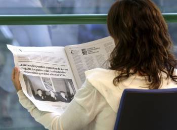 Una mujer lee la información sobre ETA. (Foto: Alfredo Aldai)