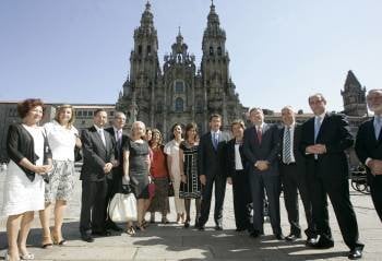 Los presidentes de los parlamentos autonomicos posan ante la fachada del Obradoiro. (Foto: Xoan Rey)