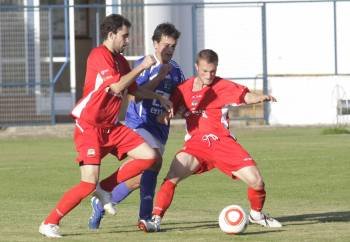 Dos jugadores del Estradense presionan a un rival del As Pontes. (Foto: Diario de Ferrol)