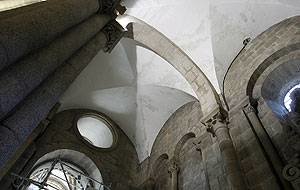 Además presentar grandes manchas de humedad, en las bóvedas de la Catedral se han producido desprendimientos a causa de las incidencias meteorológicas