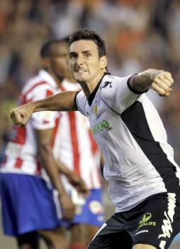 Aduriz celebra el gol que supuso el empate ante el Atlético. (Foto: K. Fosterling)
