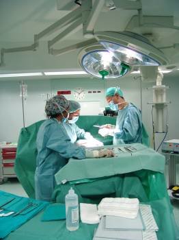 Facultativos del CHOU en plena intervención quirúrgica. (Foto: Archivo)