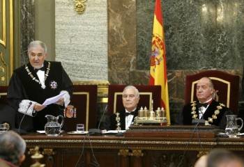 El rey Juan Carlos, junto al presidente del CGPJ, Carlos Dívar, atiende la intervención del fiscal general del Estado, Cándido Conde-Pumpido, durante el acto de apertura de los tribunales. EFE 