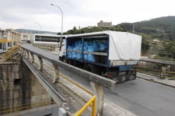 Un camión transporta sacos de uvas, a través de la central hidroeléctrica de Castrelo. (Foto: Xesús Fariñas)