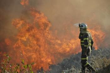 Incendio en las proximidades de Carballiño. (Foto: MARTIÑO PINAL)
