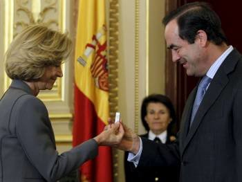 Elena Salgado entrega a José Bono el lápiz de memoria con los Presupuestos 2011.