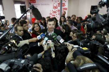 Tomás Gómez, rodeado de periodistas. (Foto: Alberto Martín)