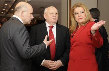 Gorbachov con la presidenta de la Fundación Barreiros, Mariluz Barreiros, y el presidente de la Fundación Mapfre, José Manuel Martínez. (Foto: Baffypress)