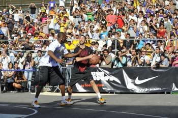 Kobe Bryant ante Nvarro en el torneo callejero del barrio del Raval