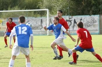 Iago presiona a un jugador del Ourense B. (Foto: JOSÉ PAZ)