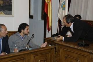 Moisés Blanco conversa con el alcalde en funciones Eduardo Ojea