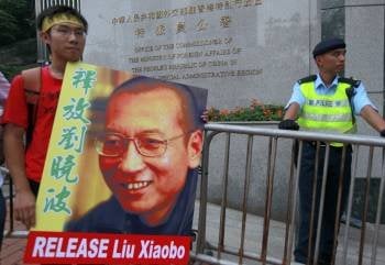 Un activista chino sostiene la foto del disidente Liu Xiaobo.