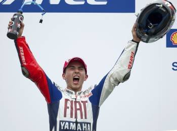 Lorenzo celebra en el polio el título de MotoGP.