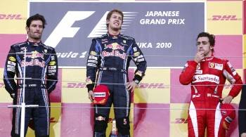 Alonso en el podio con los dos pilotos de Red Bull.