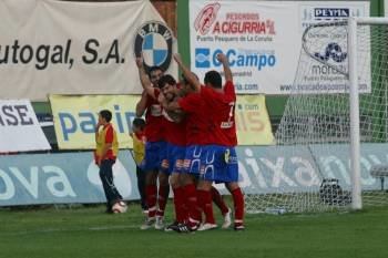 Varios jugadores del Ourense celebran uno de los goles.