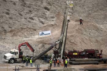 Los operarios revisten el túnel por el que se realizará la evacuación de los atrapados. (Foto: Marco Mesina)