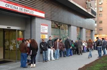 Cola de parados ante una oficina del Servicio Regional de Empleo de la Comunidad de Madrid. (Foto: Archivo)