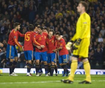 Los españoles celebran el gol de Iniesta.