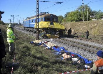 Varios cadáveres en las inmediaciones del lugar del accidente. (Foto: Poola)