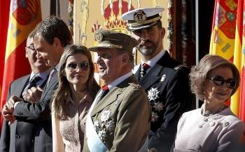 El Rey, con los Príncipes de Asturias, Rodríguez Zapatero y el presidente del Senado, Javier Rojo. (Foto: Ballesteros)