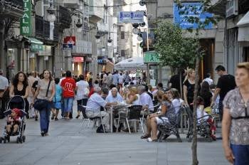 Las mesas de las terrazas copan parte e la  rúa peatonal de Carballiño. (Foto: MARTIÑO PINAL)