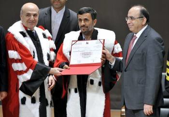 Ahmadineyad, al ser investido doctor 'honoris causa'. (Foto: Wael Hamzeh)