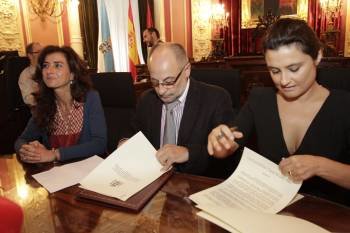 Marta Arribas, Francisco Rodríguez y  Laura Seara, en la firma. (Foto: Miguel Angel)